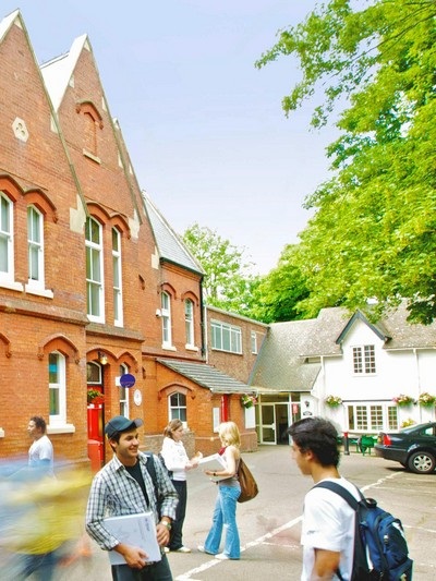 Học dự bị đại học tại trường top 10 của Anh Học dự bị đại học tại trường top 10 của Anh