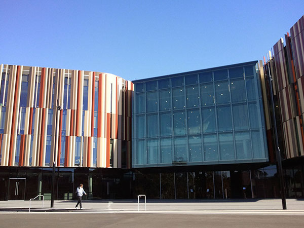 Miễn phí học hai năm tại đại học Macquarie Miễn phí học hai năm tại đại học Macquarie