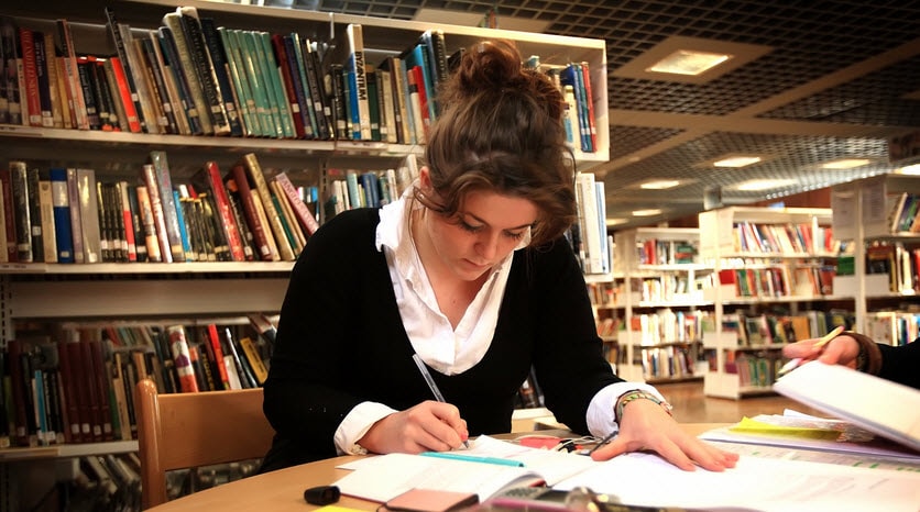 Mượn sách học tại thư viện Mượn sách học tại thư viện