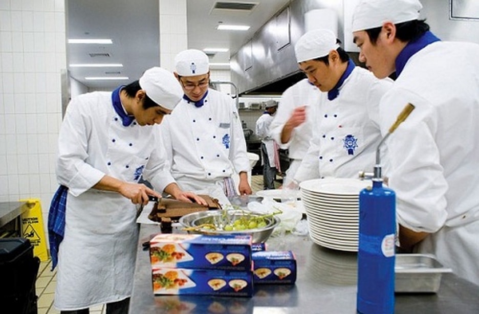 Chạy bàn, phụ bếp Chạy bàn, phụ bếp