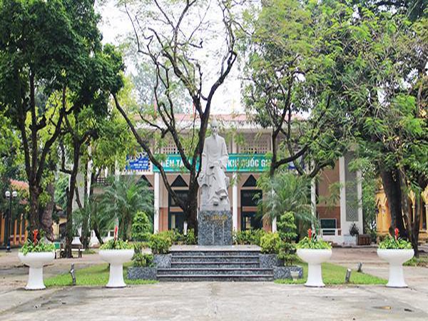 Khuôn viên ngôi trường THPT Chu Văn An